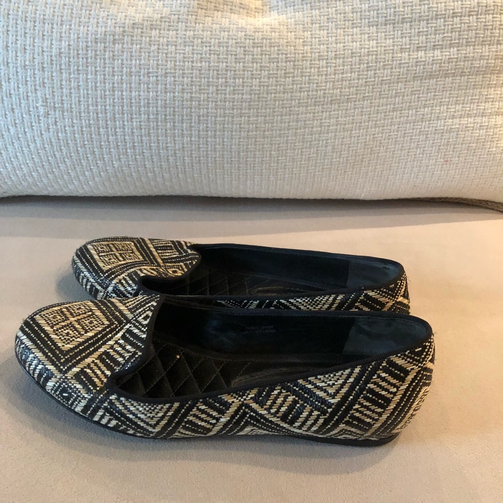 Vera Wang Flats - Picture 2 of 3